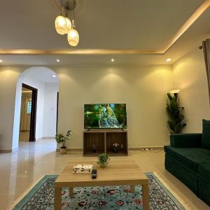 Green 2 bed 2 bath apt w Roof