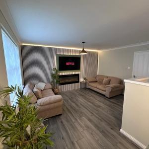 Modern 2-Bedroom Apartment Near Manchester with Free Parking