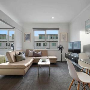 1br near viaduct and Queen St