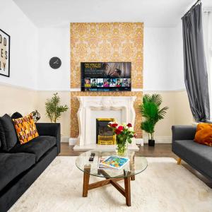 Modern 6-Bedroom Home - Sleeps 12 - Parking - Garden 568P