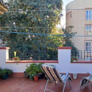 Bonitas habitaciones con aire acondicionado y terraza en casa residencial cercana al centro histórico de Málaga