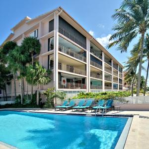 Beach Club Shangra La 206