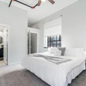 Chic 2BR-Parking, Rooftop,Near Arrowhd & TMobile