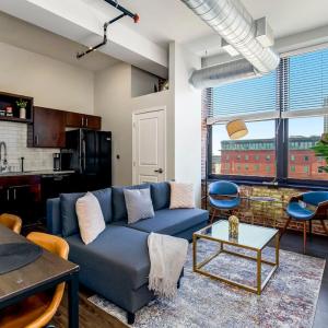 Classy 2BR-Parking, Rooftop,Near Arrowhd & TMobile