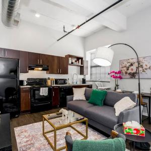 Cozy 1BR Parking, Rooftop, Near Arrowhd & TMobile
