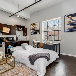 Chic 1BR Parking, Rooftop, Near Arrowhd & TMobile