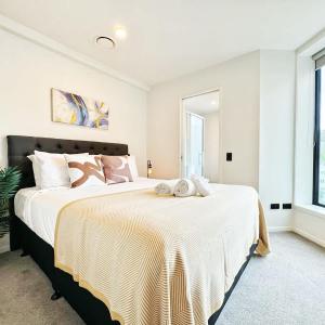 One-Bed Urban Escape with Pool Gym & Sauna