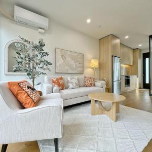 City Haven Retreat - Stylish 2BR Townhouse vs AC & Backyard