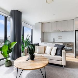 Pool, Gym & Modern 2BR Sky Tower View Zodiak Stays