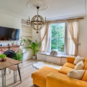 Bright Cozy Garden Retreat w Fast Wifi & 5min to Tube Subway Metro & Close to Park & Street Parking P4P