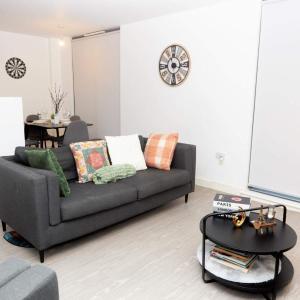 Apartment-Sleeps4-StreetParking-Balcony-Duplex
