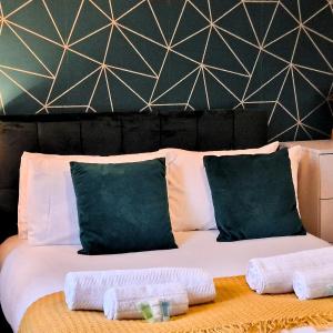 Manchester Townhouse by BEVOLVE - 4 bedrooms - Free Parking