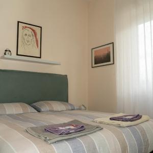 Stanza con bagno privato in attico