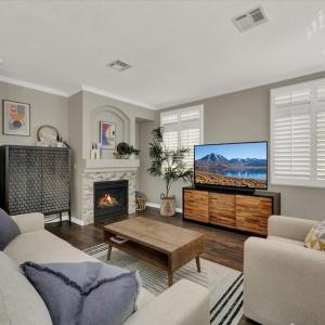 Sunny 5BR 4.5 Bath Las Vegas Retreat with Pool
