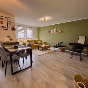 Rhapsody Home - Urban quiet area with Parking&King Bed&Balcony