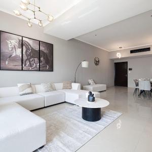 Cozy Urban 2BR Apartment in DEC Tower Marina