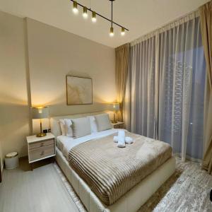Chic & Modern 1br Apt Balcony Pool Parking