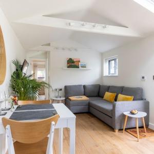 Self contained 1 bed house v near centre, parking