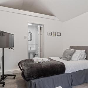 Studio Cottage With Shared Garden - 3Min to Bus Stop