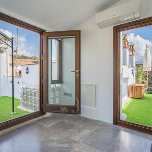Ático dúplex con dos terrazas y solarium en plena Carrera de la Virgen