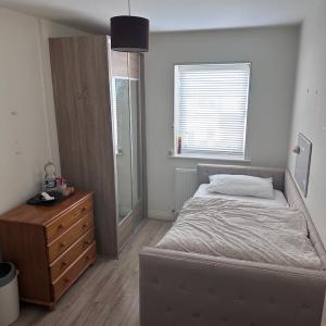 Private single bedroom in beautiful house