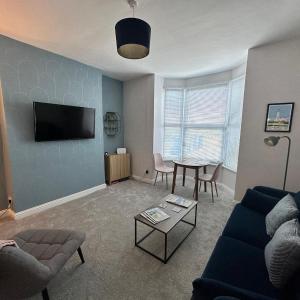 Marine View - dog friendly apartment 500ft from beach