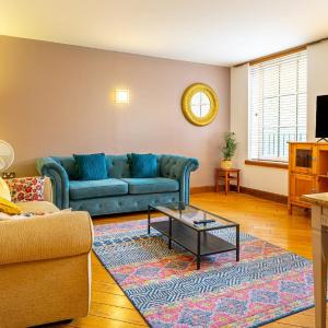 Bright & Modern 2BR - Chapel Conversion