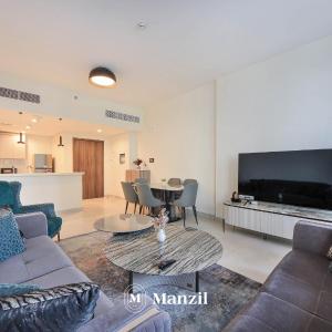 Luxury 1BR Apartment in 1 Residences near Dubai Top Attractions