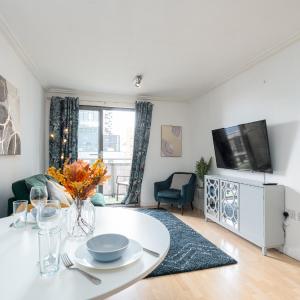 Modern two bed two bath opposite tube station
