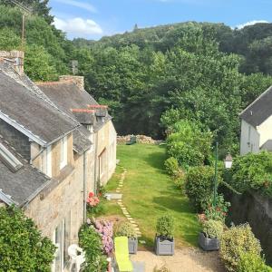 Charmante Maison à Huelgoat avec Terrasse et Jardin