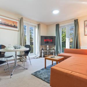 Balmoral Court -Sleeps 6 - Free Parking with Workspace - Balcony & High-Speed WiFi