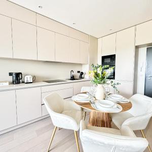 Rentero Modern, River View Apartment near Prague City Center