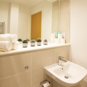 Cozy 1-Bed Escape Close to Arndale, Spinningfields, Old Trafford, Etihad & MediaCityUK, Sleeps 4, Netflix, Gym, Nespresso, Balcony, Perfect for Work, Leisure Long & Short Stays!