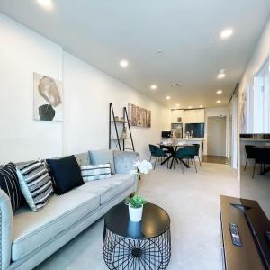 Romantic 2Bed & 2Bath - Near Skytower & Two Blocks from Waterfront