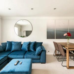 Pass the Keys Bright and Spacious Apartment-Unbeatable Location!