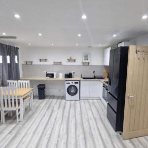 Cozy Modern 3 Bed, 2 Bedroom Apartment - Secure Parking - Close to Manchester City Centre and Old Trafford