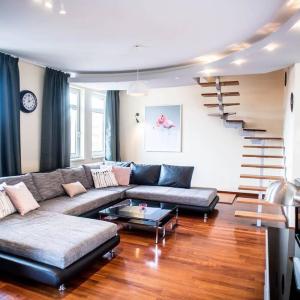 4-room home with AirCon and balcony free parking