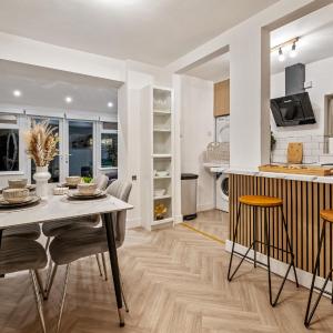 Luxury Cozy 2 bed house hot tub family friendly business traveler family of 4 - 6 with parking close to Birmingham city centre , M6 , Aston univerity , Great Barr Birmingham