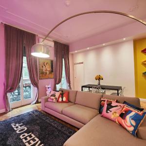 9 Guests 2 apartments together 2 and 3 floor with, 4 bedrooms, 4 baths in Milano downtown with AC, WiFi and Subway M1 M2 Airport Connected