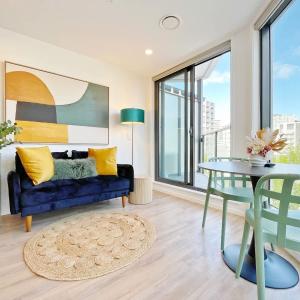 Parkside Elegance 1BR Urban Getaway on Queen St - Pool Gym
