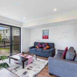 Auckland airport homes six minutes from airport three bedrooms two and half bathrooms