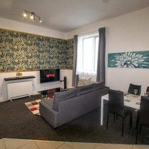 Ideal for groups - 2 Bedroom Apartment - Free Parking, Transit links, Close to Stadiums