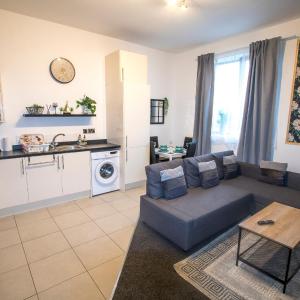 Ideal for groups - Modern 2 Bedroom Apartment - Free Parking, Transit links, Close to Stadiums