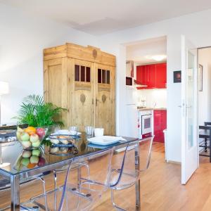 The Maybach - rooftop living XBerg, 1BR, 1 living room, group & family friendly, 2 - 4 Guests