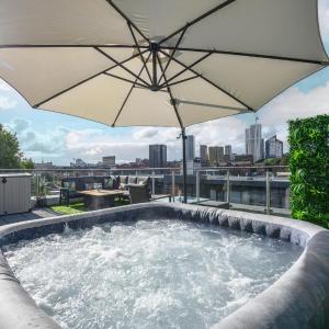 Luxury Penthouse with Private Hot Tub Overlooking Leeds City Centre