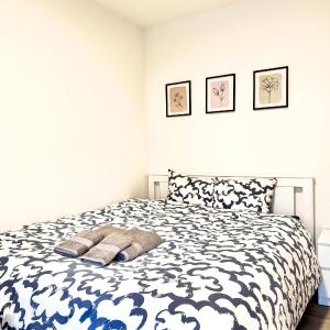 Cozy Room with Private Balcony in Prime location
