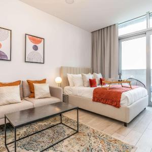 Silkhaus studio in DIFC with Burj Khalifa view, pool & gym