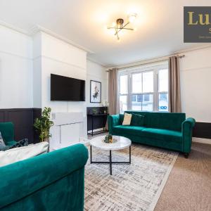 Gorgeous & Stylish 3BR Home HIGH STREET LOCATION by Luxiety Stays Serviced Accommodation