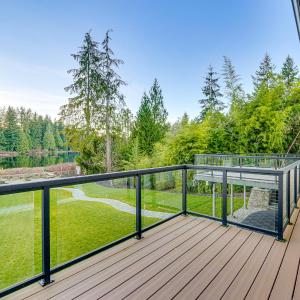 Lakefront Gem Balcony, Fire Pit and Yard in Everett