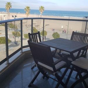 Direct view to the beach , Parking , Terraza